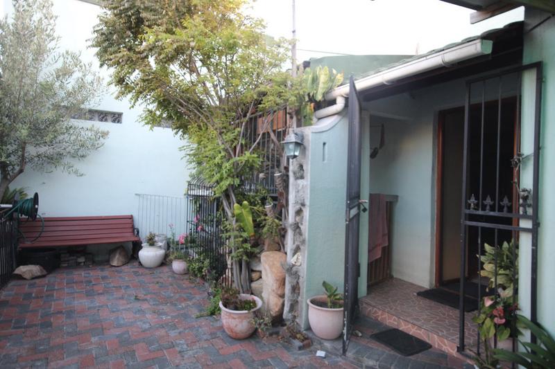 6 Bedroom Property for Sale in Maitland Western Cape
